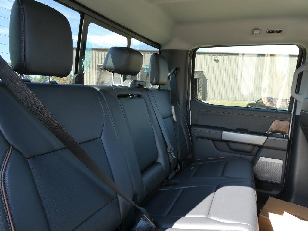 2027 Ford Super Duty F-550 DRW LARIAT 4WD Crew Cab 179" WB 60" CA