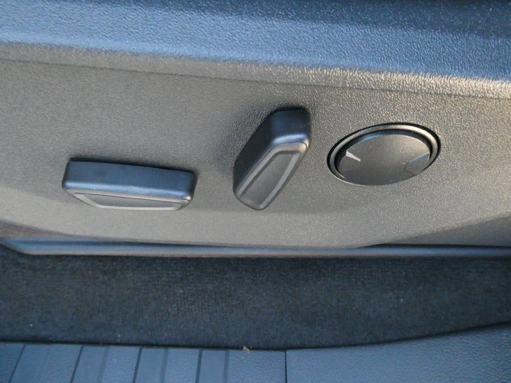 2027 Ford Super Duty F-550 DRW LARIAT 4WD Crew Cab 179" WB 60" CA