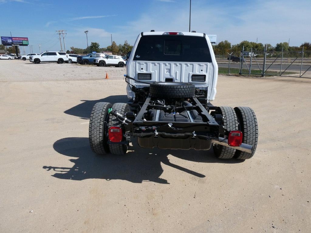 2027 Ford Super Duty F-550 DRW LARIAT 4WD Crew Cab 179" WB 60" CA