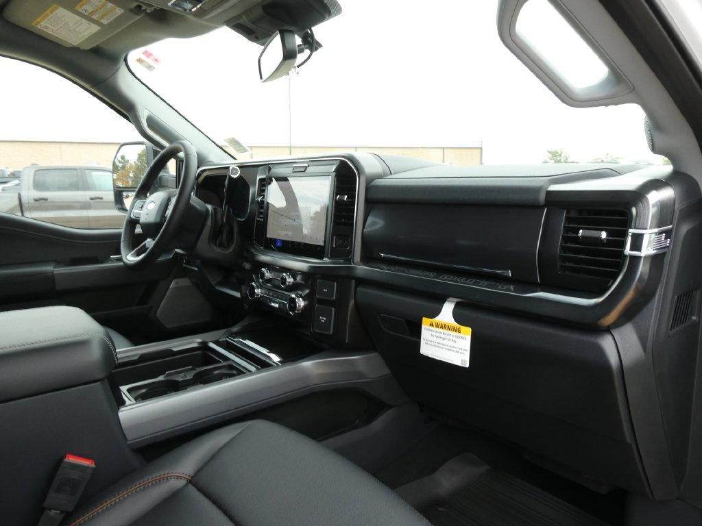 2027 Ford Super Duty F-550 DRW LARIAT 4WD Crew Cab 179" WB 60" CA