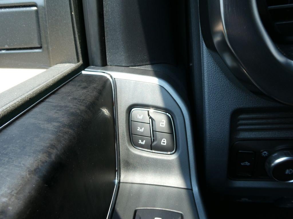 2026 Ford Super Duty F-550 DRW LARIAT 4WD Crew Cab 179" WB 60" CA