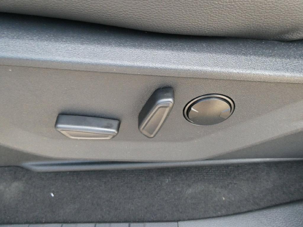 2027 Ford Super Duty F-350 DRW LARIAT 4WD Crew Cab 8' Box