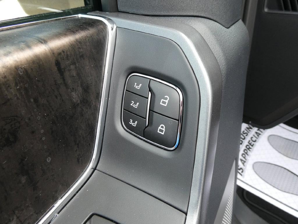 2027 Ford Super Duty F-350 DRW LARIAT 4WD Crew Cab 8' Box