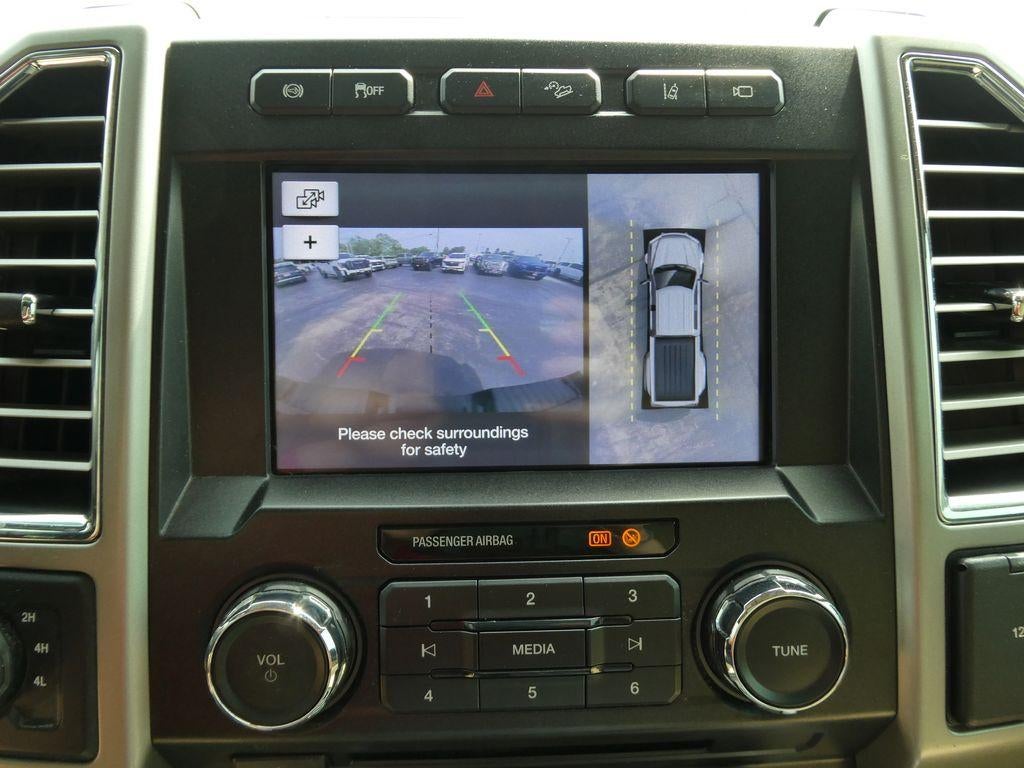 2017 Ford Super Duty F-350 DRW Lariat 4WD Crew Cab 8' Box