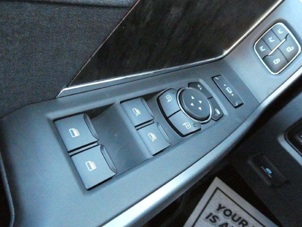 2027 Ford Super Duty F-450 DRW LARIAT 4WD Crew Cab 8' Box