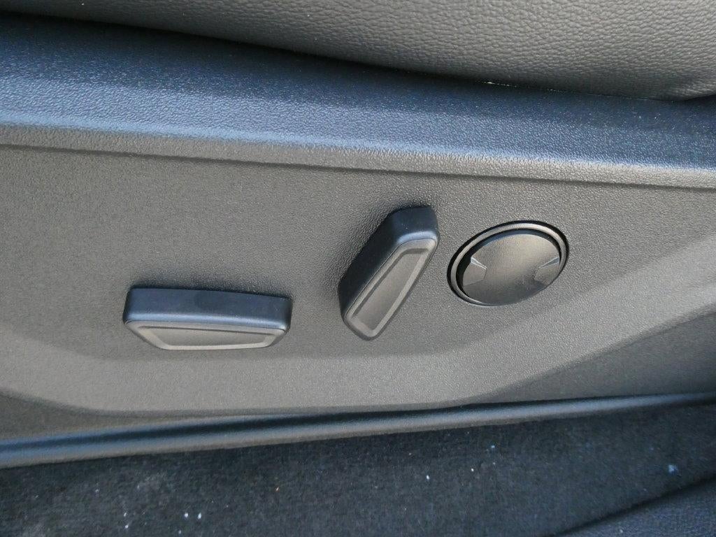 2027 Ford Super Duty F-450 DRW LARIAT 4WD Crew Cab 8' Box
