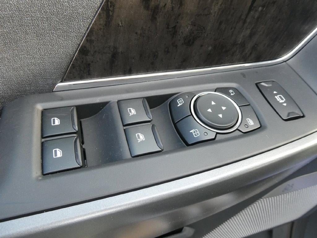 2027 Ford Super Duty F-450 DRW LARIAT 4WD Crew Cab 8' Box