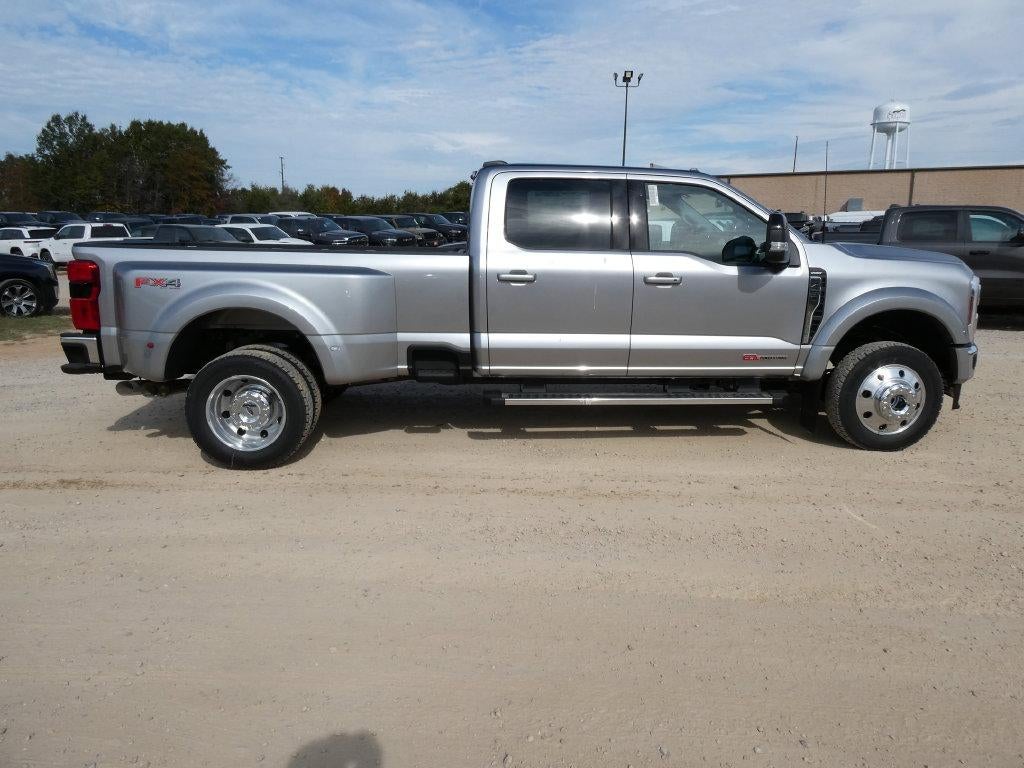2027 Ford Super Duty F-450 DRW LARIAT 4WD Crew Cab 8' Box